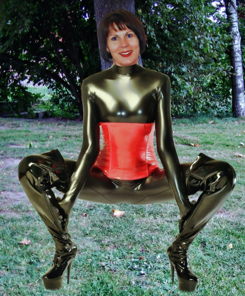 marlenfelders:  Shiny latex housewives Pictures by Markusram