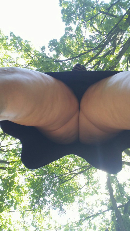 deemonikposessions: Nothing better than worshipping a sexy woman from the ground up Happy Humpday Li
