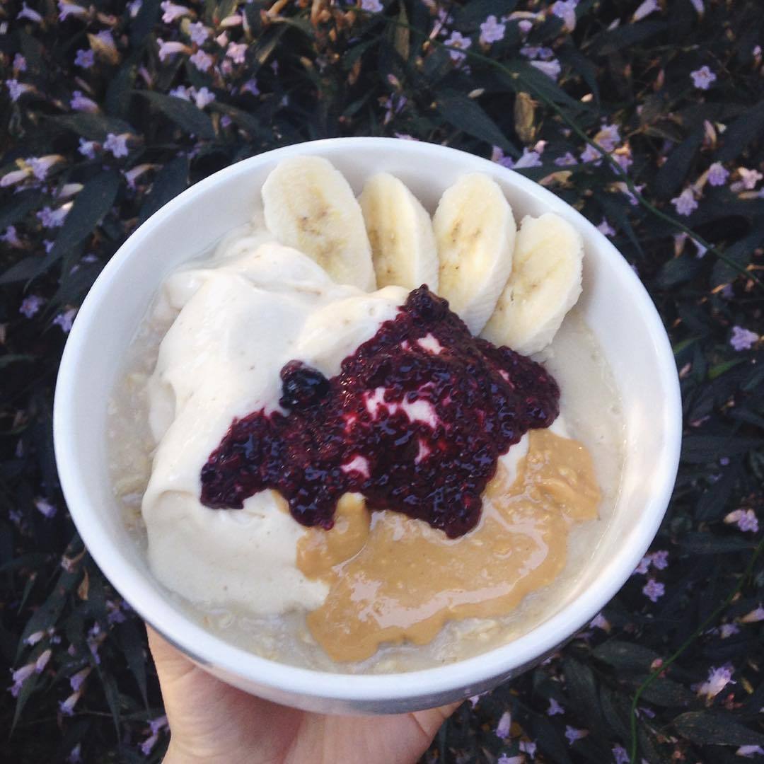 Creamy dreamy vanilla oats with #nanaicecream, PB &amp; (@talinegabriel chia)