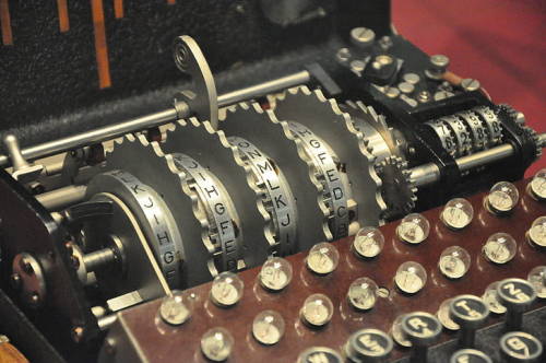 Byejnj Rsrwhtf // Bqmsqi Euhzrm (1943)Enigma Machine // Cypher Device (1943)