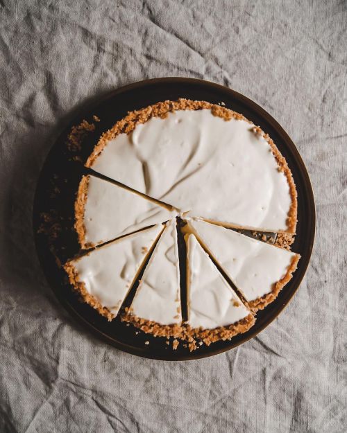 Cheese Cake 今日もチーズケーキを✨ これは、 アトリエタタンのレシピ本で作った レアチーズケーキ 2017年に撮った写真が出てきました たしかキルシュが入るんだったけかな 表面はフラットに