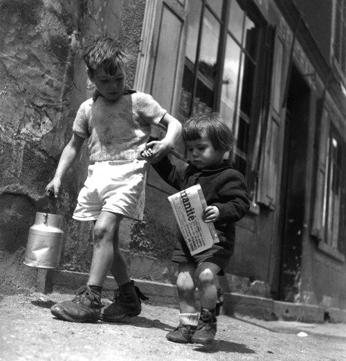 blockmagazine:  L’Humanité c’est laid chaque matin…Robert DOISNEAU Choisy-le-Roi en Mai 1946.*AURORE.Claire petite perle d’eau claireSur ta joue encore endormieHaut déjà le soleil a luiS’est tu le rossignolEt la grenouille aussiMais mon cœur