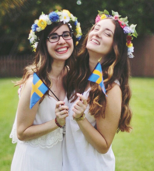 Glad Midsommar från din två Svenska flickor, min bästa vän Nikki och jag! Vi hoppas att alla har haf