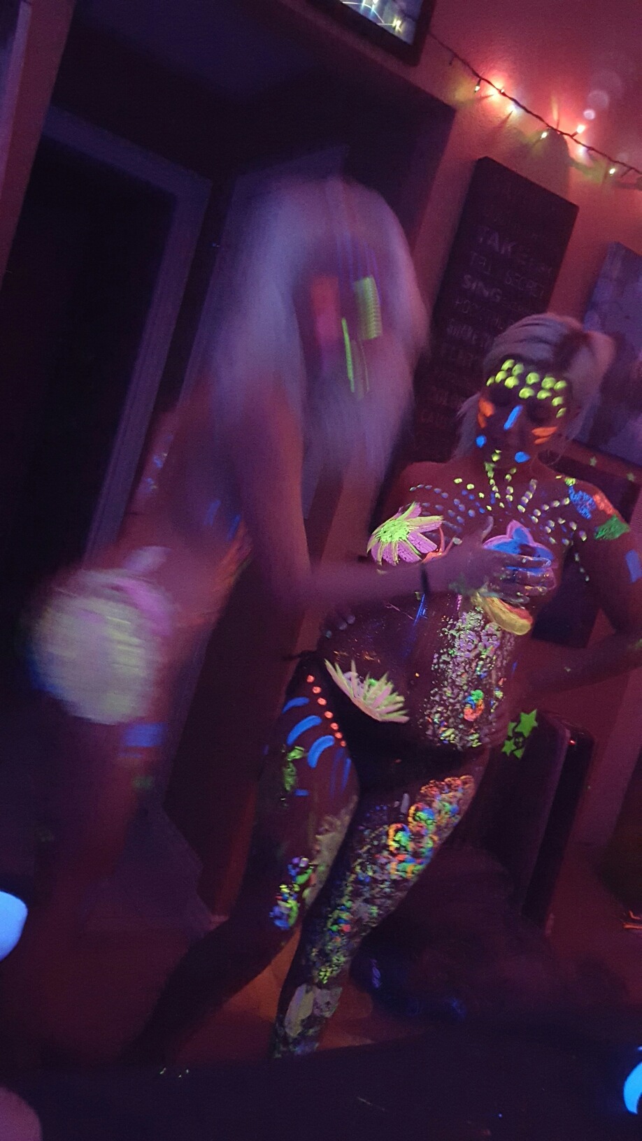 rolledtightmarie:  Playing with SEXY  blacklight paint ;) (while black canary had