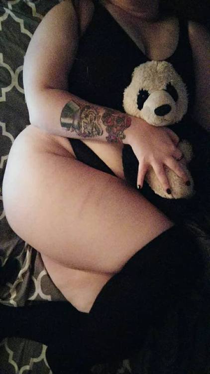 thebuttsandthebees: One of my real life besties is selling content now and she is so fucking gorgeous, y'all.  She’s a tattooed, curvy, real-life domme who is pretty much an actual goddess.   Check out her extralunchmoney and use the discount codes