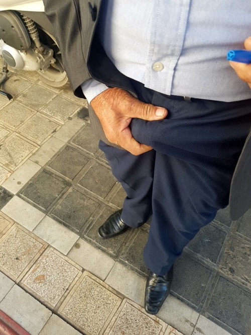 grandpasandseniors: zeusmlk:  As I was pulling out money from an ATM, I noticed this 65 y.o man watc