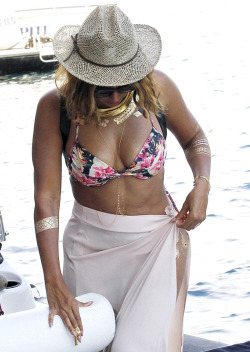 beyoncefashionstyle:  Beyoncé in Portofino,