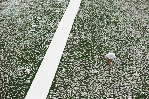 obitoftheday:  love-scapes:  ianbrooks:  One Million Bones DC Led by artist Naomi Natale as part of the One Million Bones Project, this mass grave assembled at the National Mall in Washington, DC is composed of bones made of paper and plaster, but symboli