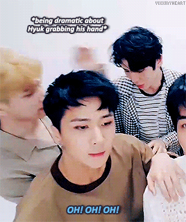leo and hyuk in their own world during vlive broadcast (ㅡwㅡ) (ㅇㅅㅇ)