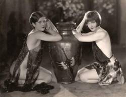 fuckyeahmodernflapper:  Winifred Rennie and Patsy Kelly, circa 1920.