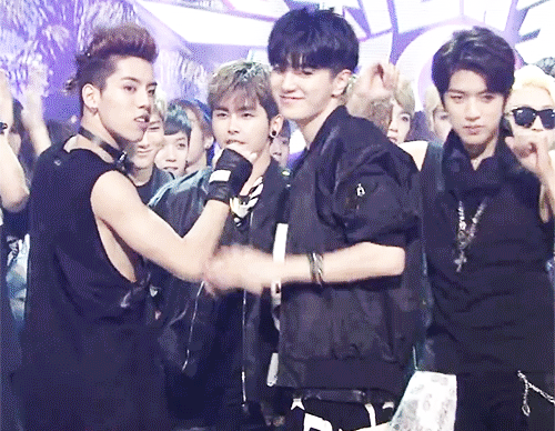 sungjongontop:  Hyper DongYeolJong at the end of Music Bank (ﾉ≧∀≦)ﾉ 