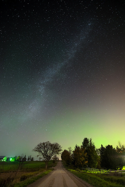 torhallatalaksdater:  Milky way ruined by Northern Lights by Insight Imaging: John