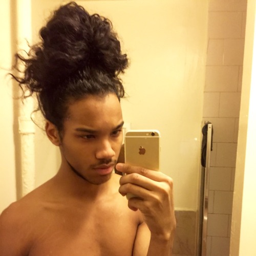 satanicspacecat:withtherainfall:antoinew:jordunlove:In honor of Tumblr’s Blackout, here’s my favorite way to wear my hair, natural! 😁💮  fuuuuuuuck  Oh my fucking godddd 😍😍😍😍