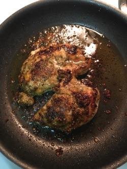 look @ this well seasoned chicken 🙃💁🏽