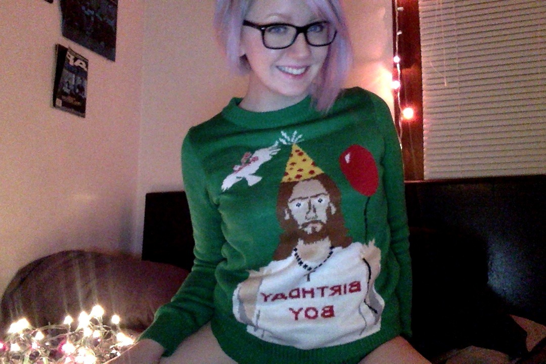 cutenudebikini:  I’ve got my Christmas sweater on, now I just need someone to help