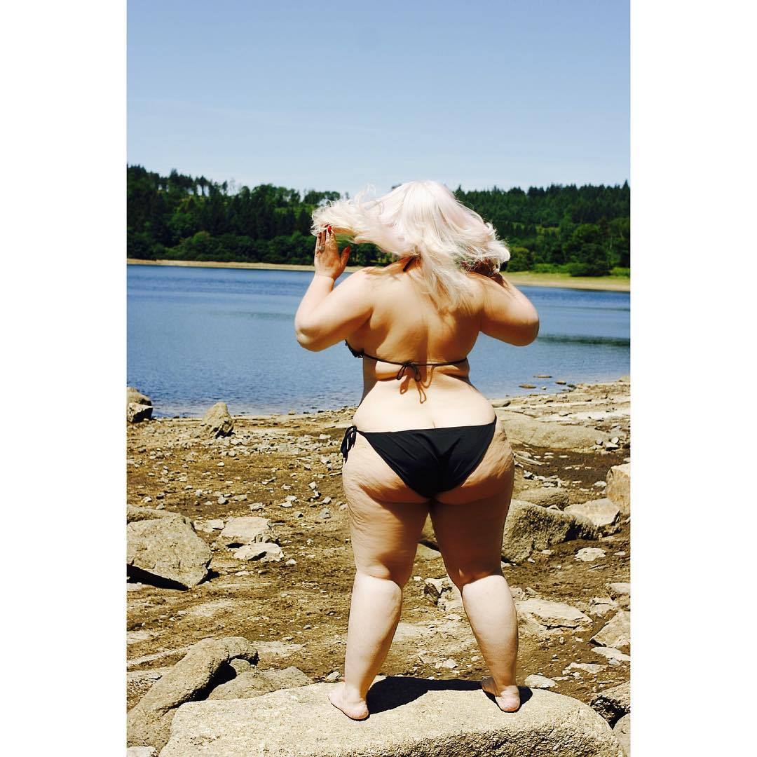 gigisatin:So we went to a local beauty spot to do a photoshoot today. I’ve not