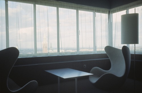 Arne Jacobsen, interior design of the SAS Royal Hotel Copenhagen, 1958-60. Unknown photographer. Via