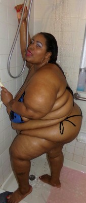 nattyuhuru:  Mz Mango in the shower