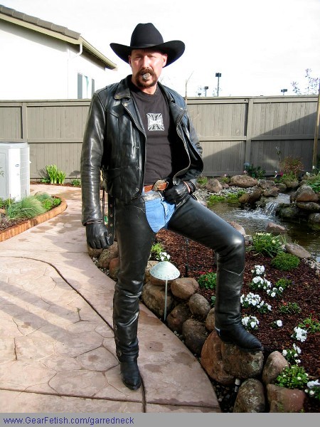 justdippers:  justmanly:  tight-jeans-studs:  HOT TIGHT JEANS FRAMED IN KINKY TIGHT LEATHER CHAPS  &