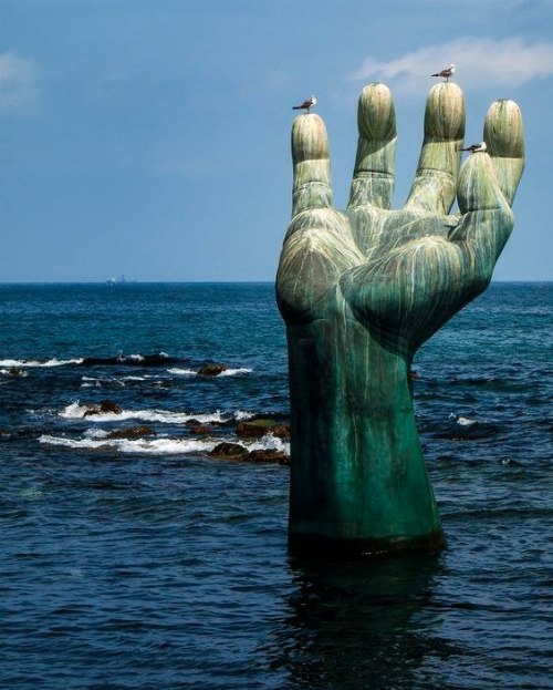 poroussoul:“Hand of Harmony” in Pohang, South Korea: It symbolizes the continuing efforts of all Kor