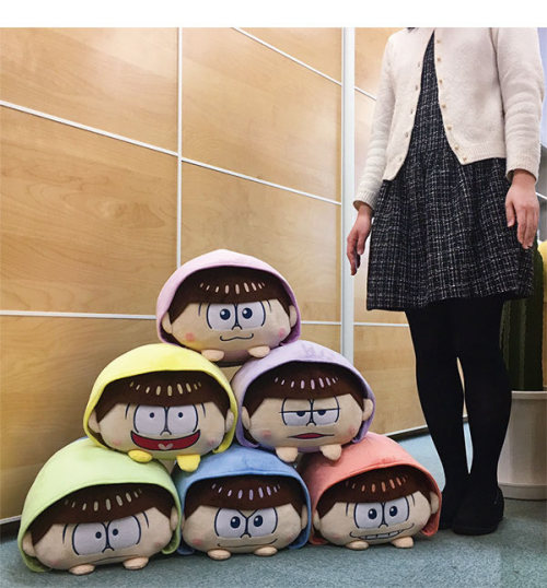 aitaikimochi:  Osomatsu-san is going to have a set of giant tsum “mochitto” plushes along with speci