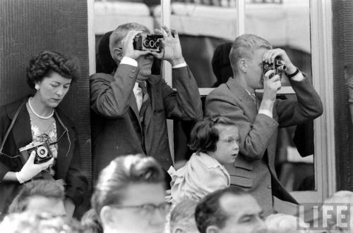 American tourists in London(Walter Sanders. 1959)