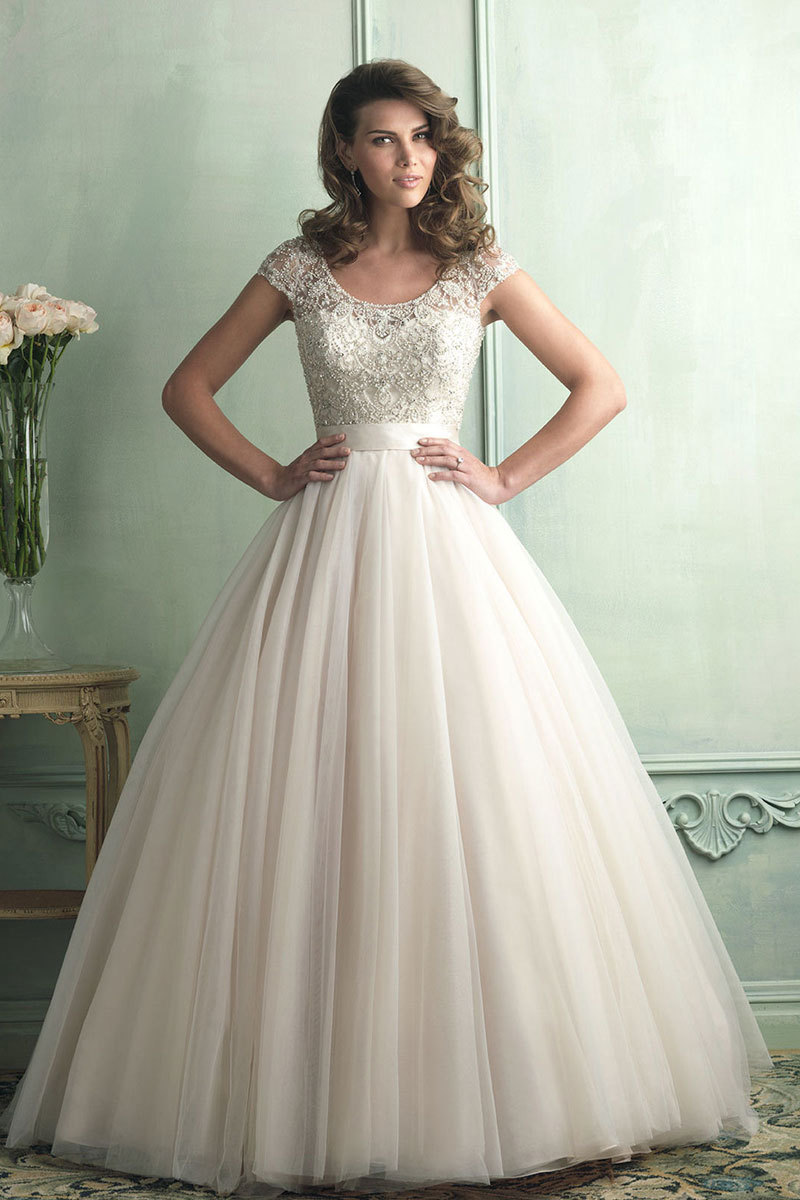 i-weddingworld:  Ball Gown Organza Scoop Natural Waist Sweep/Brush Train Wedding