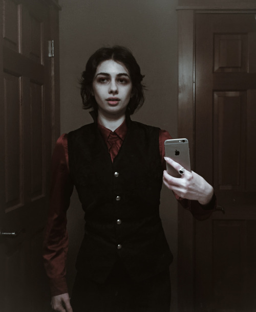 annabellioncourt: vaciel: I got a new waistcoat. Vampire artist is also an actual vampire. (Love the