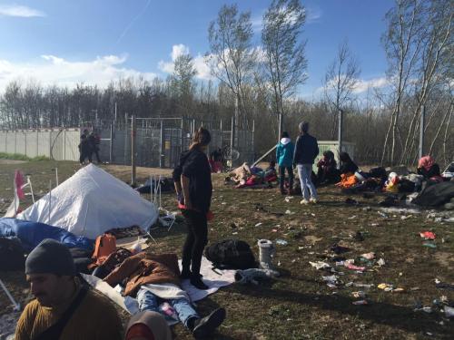 humanrightswatch:Asylum Seekers Stuck Outside Transit Zones in HungaryWhen I spoke to 27-year old &l