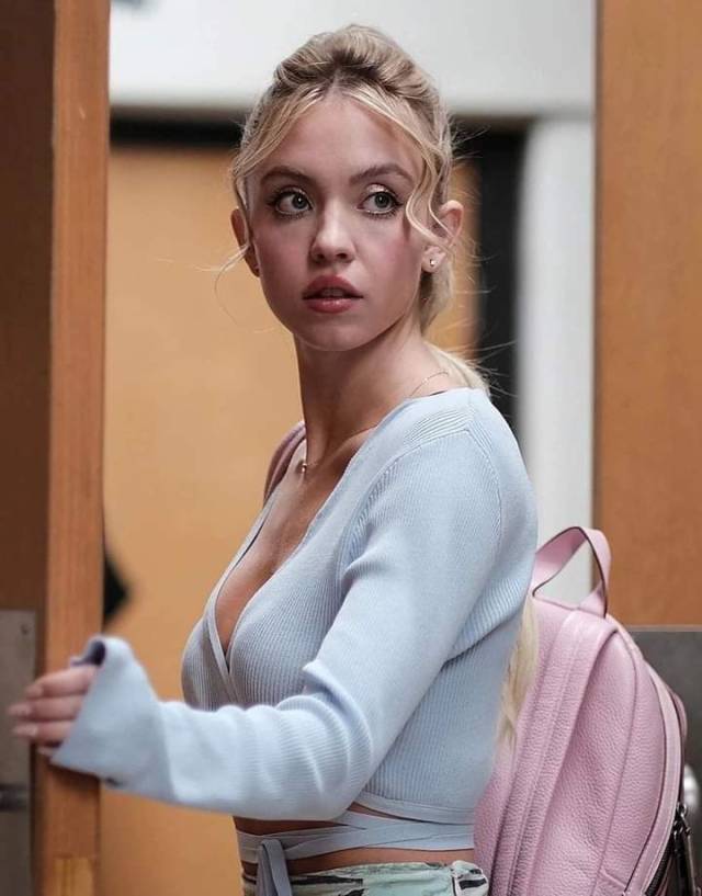 Yet more pictures of the gorgeous Sydney Sweeney 💕