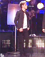 lewisandneil:  Niall performing Through the Dark on SNL 
