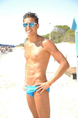 greenspeedos:  looking good in his sunglasses