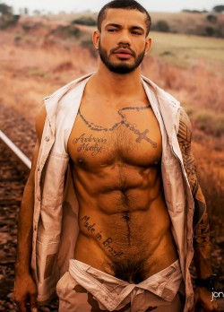 aworldofmenz:  dominicanblackboy:  A sexy naked moment outside with hot Brazilian muscle hunk Harry Lins and that fat delicious dick!😍😍😍😍   A World of Menz 