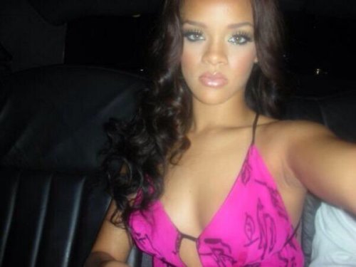 mjsheartisstillbeating:oij:youvegothmail:rihennalately:Rihanna’s first Selfie at 17. #Nat
