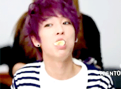 taekai:  L.Joe eating a banana. 
