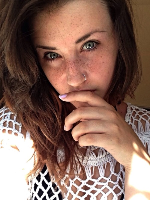 that-chick-you-fell-for:  ‘You’re such an English rose’  So basically I’m a freckle face with an English accent.
