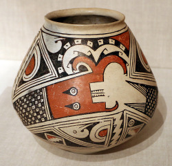 lionofchaeronea: Painted pot depicting horned serpents and birds, of the Mogollon culture, southwestern United States/northern Mexico.  Artist unknown; ca. 1280-1450.  Now in the Art Institute of Chicago.  Photo credit: Sailko/Wikimedia Commons.