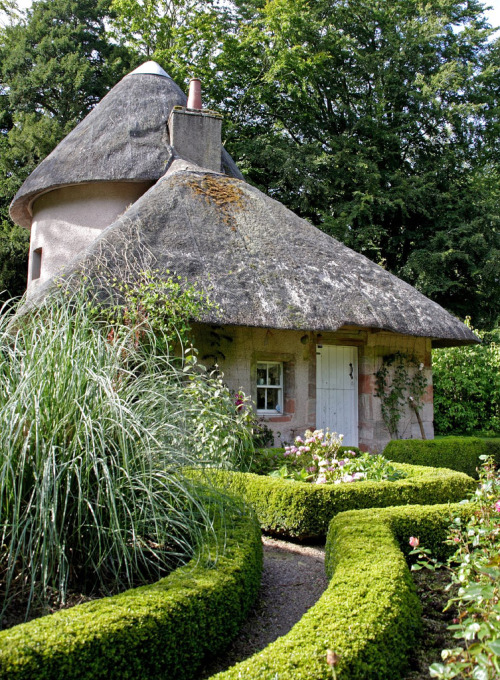The old cottage at Mellerstain House Gardens / Scotland (by Gail).