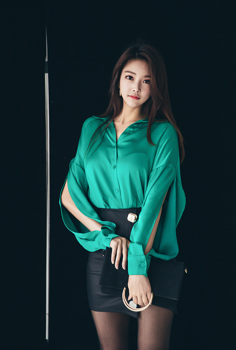 Park Jung Yoon green & red outfit