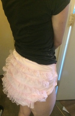thekinkylittlekitten:  Frilly padded bottom 💖  You can get this kind and other cute abdl nappies and clothes from Depedcodiapers.com 
