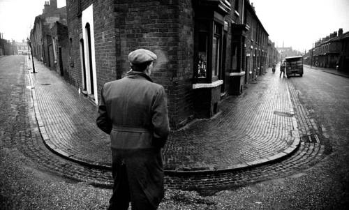 luzfosca:John Bulmer. A street corner in the Black Country, West Midlands, January 1961. Photo by Jo