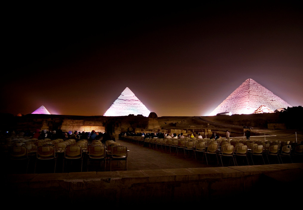 unrar:    The pyramids in Giza, Egypt. Jan 2006, Paolo  Pellegrin.  