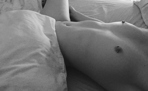 vieillelune:  it’s nice to be home to my own bed.