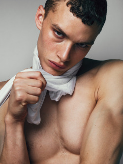 nicecleanwhite:Louis Mayhew @ DNA | ph: Eric