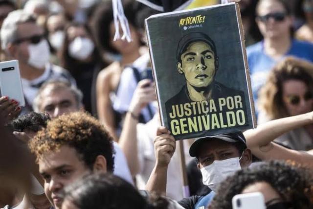 Protester holds sign that reads 'Justice for Genivaldo'