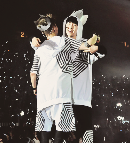 yixinqs:   A Fangirl’s guide on ‘How to lure Oppa into a hug’ - By Zhang Yixing