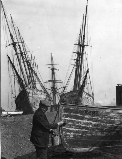 Elmer Widmeier Paints Derelict Ship Used in World War I, c1934Philadelphia, PA Derelict sailing vess