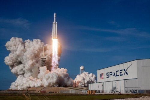SpaceX‏ @SpaceXMore photos from Falcon Heavy&rsquo;s first flight → http://flickr.com/spacex