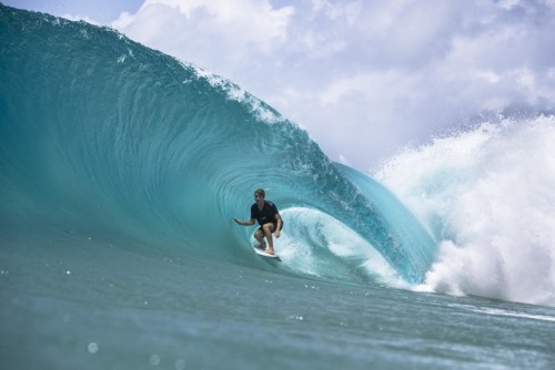 Judging by this sequence of Davey Van Zyl, wave pools still have a long way to go. Alan Van Gysen