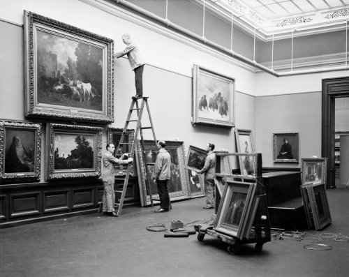 installator:“Installers hanging works in the European Paintings Galleries at the Metropolitan Museum